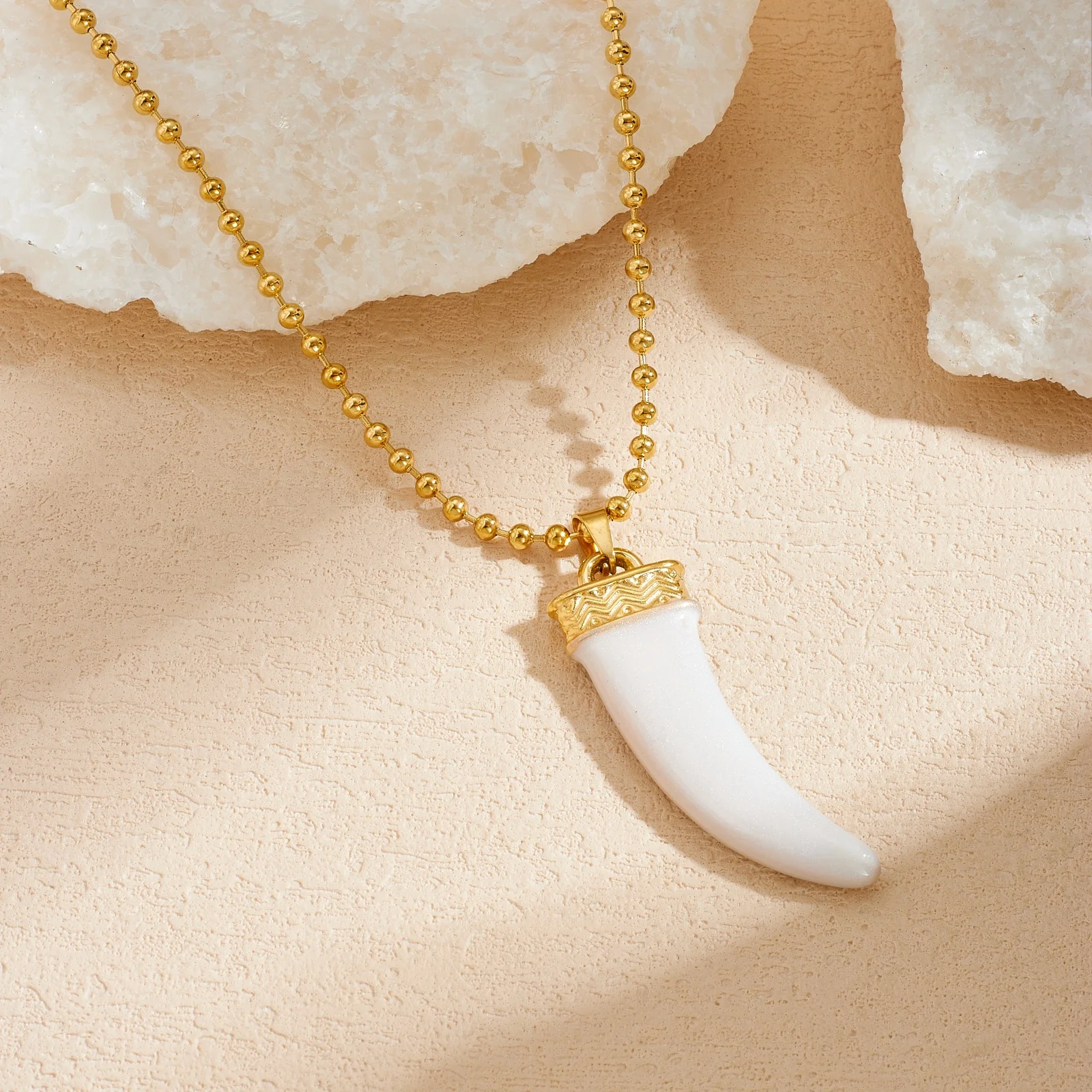 Stainless Steel White Resin Horn Pendant Necklace For Women Minimalist Geometric Neck Chain Fashion Jewelry Gift