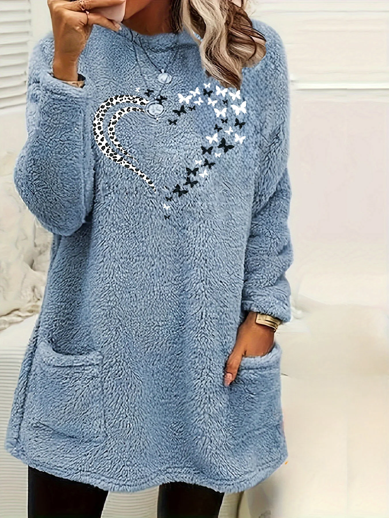 

Plus Size Women Fleece Sweatshirt Butterfly Heart Pattern Print Round Neck Soft Warm Sweater Casual Winter Long Sleeve Pullovers
