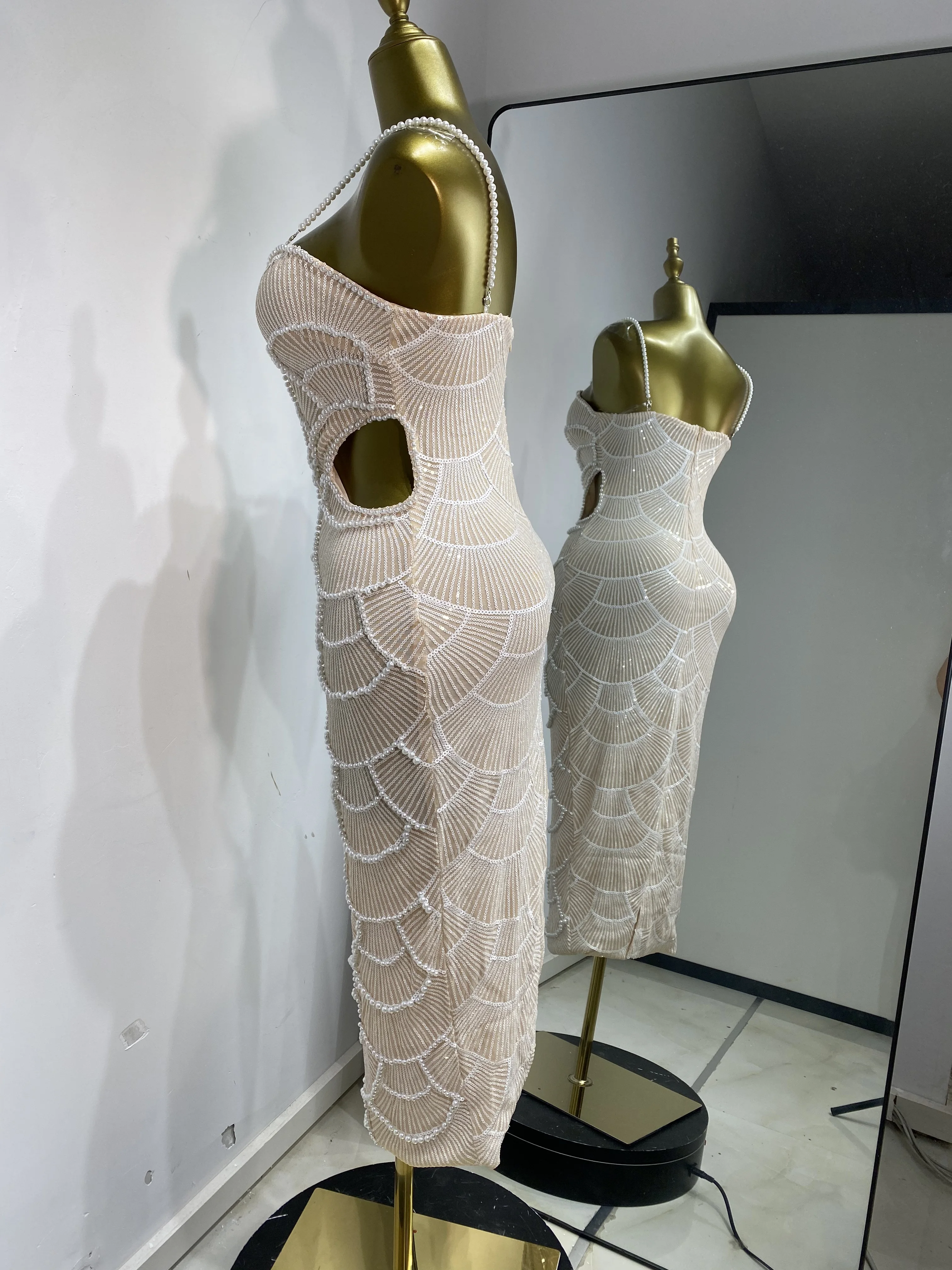 المرأة الأبيض اللؤلؤ الترتر ميدي فستان طويل السباغيتي حزام قطع عيد ميلاد فساتين الحفلات المسائية قطعة واحدة المشاهير المدرج