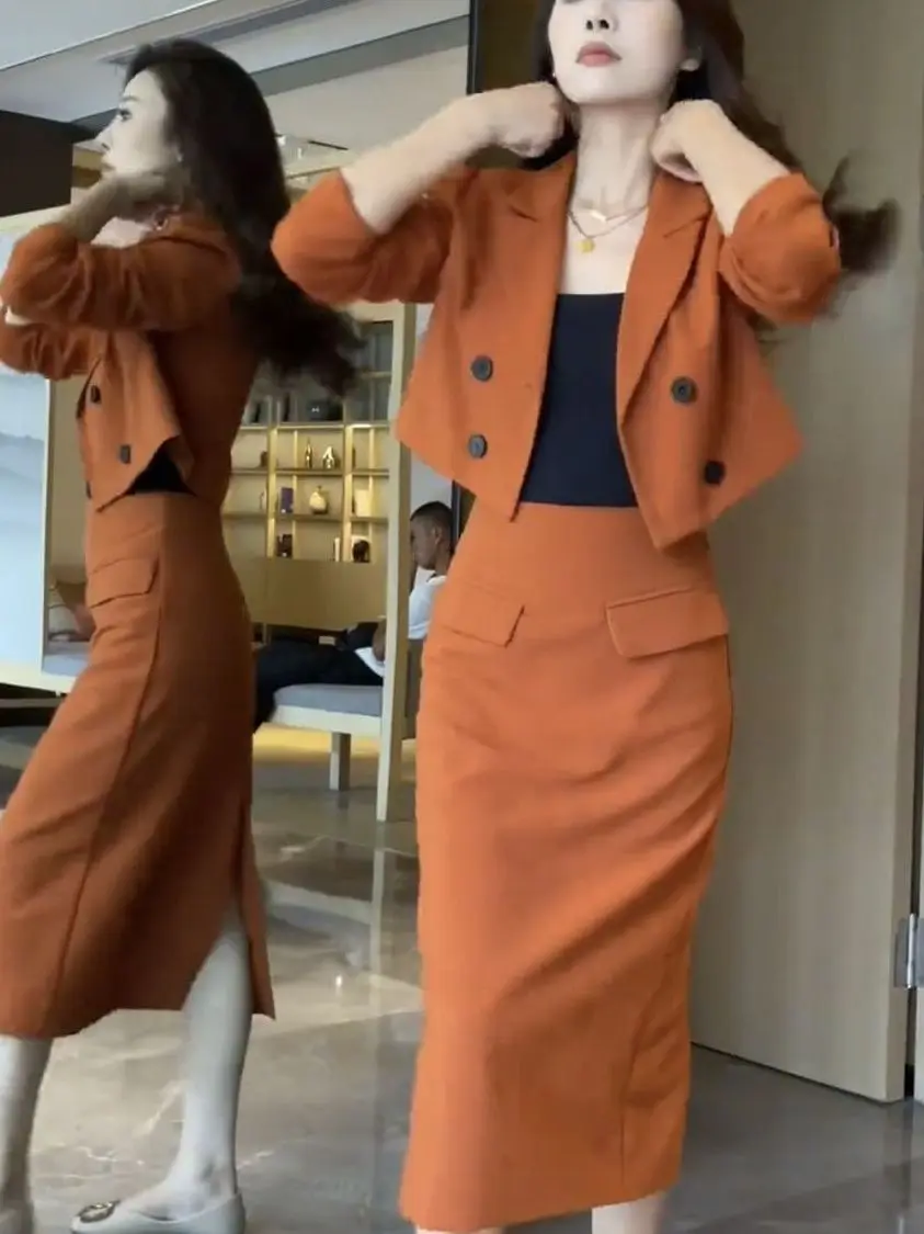 

Весенне-осенний новый стильный костюм: топ с воротником и двумя пуговицами, юбка-обертка с высокой талией, комплект из двух предметов, женская мода.