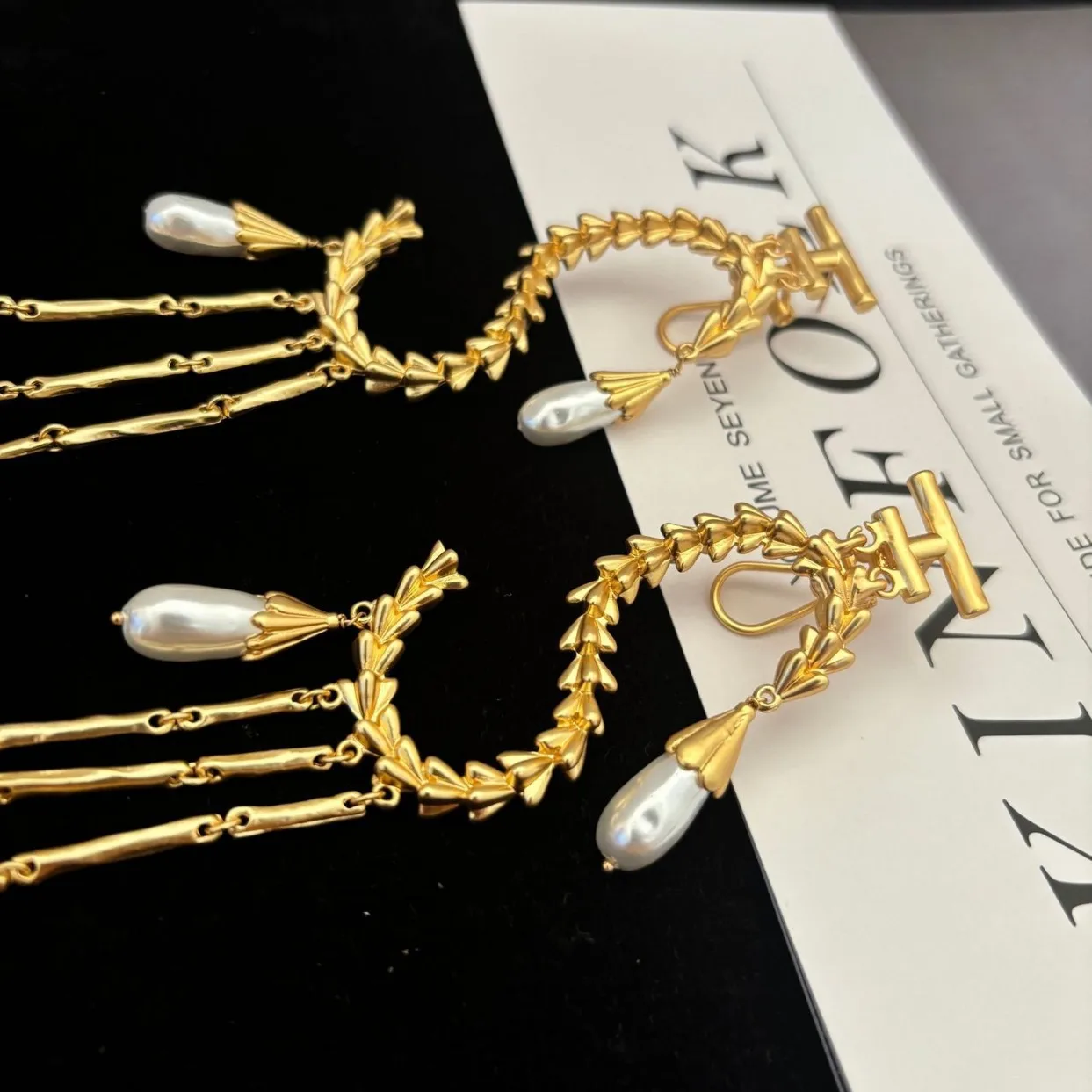 Light Luxury Baroque Pearl Earrings Personality Water Drop S-Shaped Copper Stud Earrings Women's Vintage Fashion Jewelry Gifts