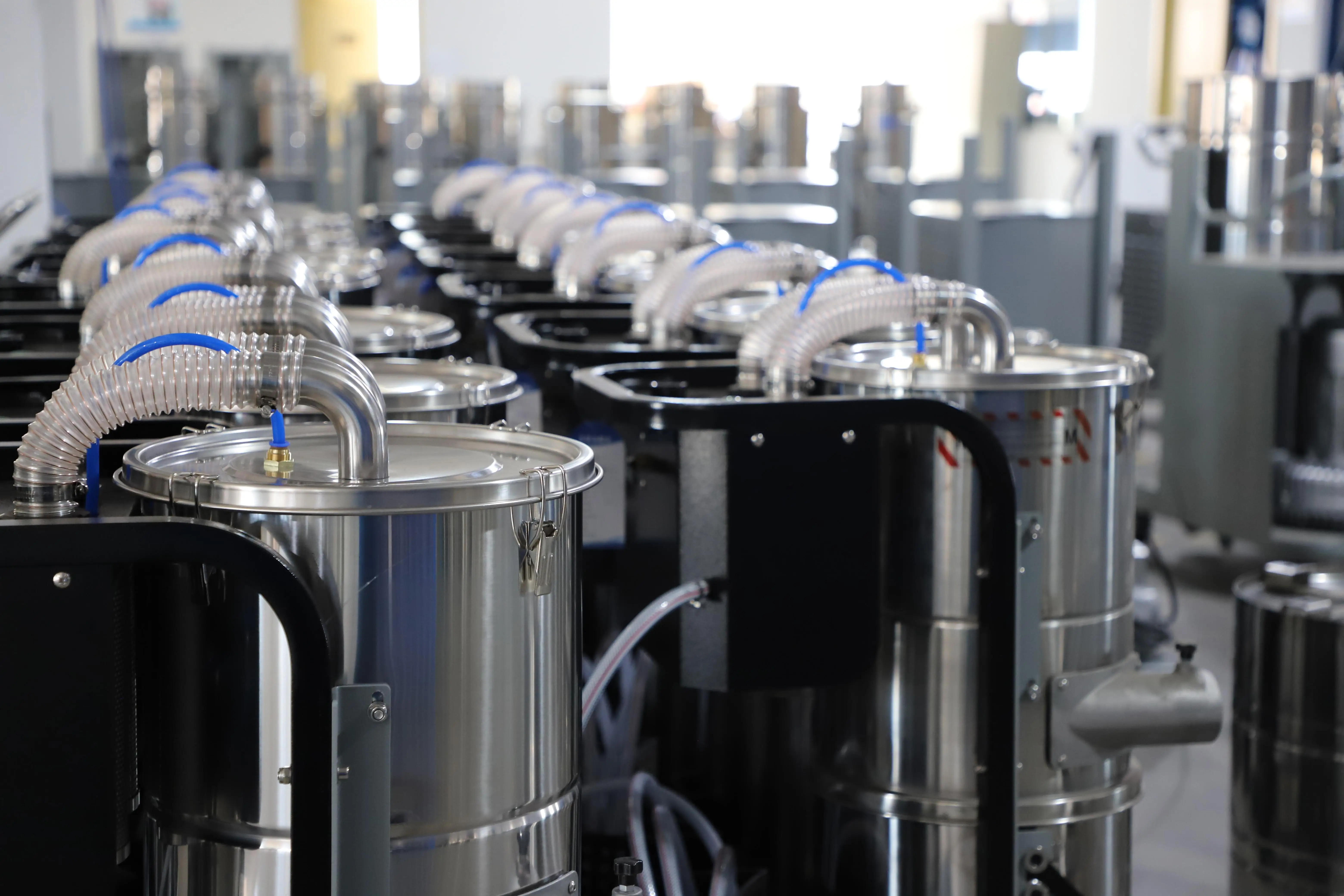 Пылесос для влажной и сухой уборки объемом 80 л — бесшумная 3-двигательная система, антистатический шланг, безопасный от электростатического разряда для заводов электроники