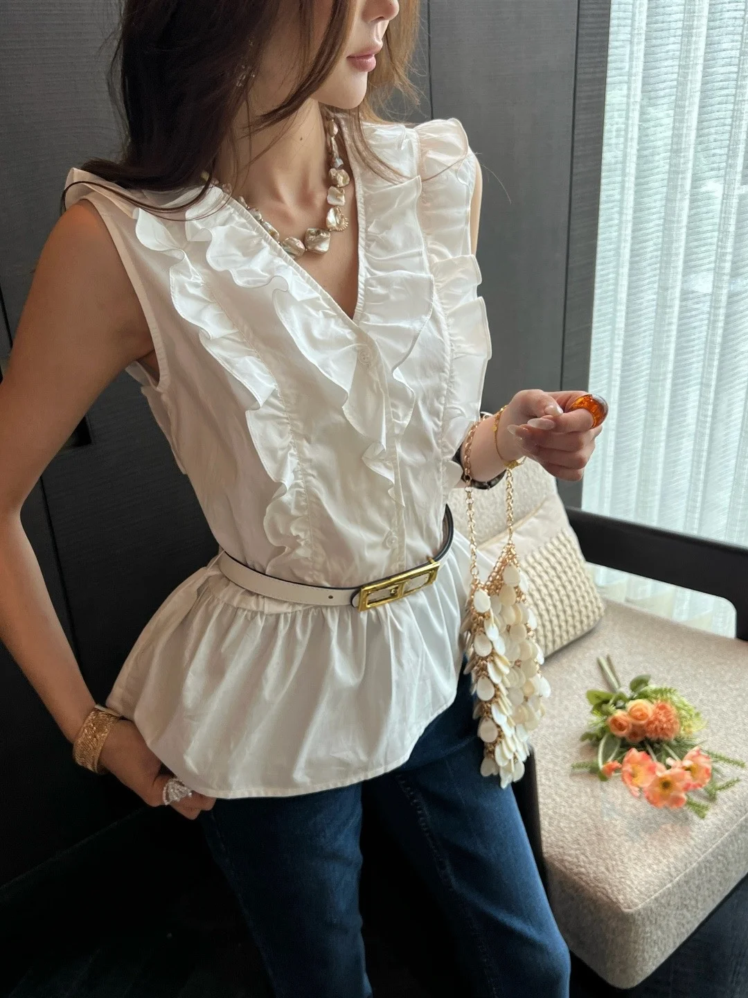 

Elegant Style Gathered Ruffle Hem Sleeveless Waist-Cinched Shirt Women's White Top Summer 2026 Light Maturity Trend Wooden Ear