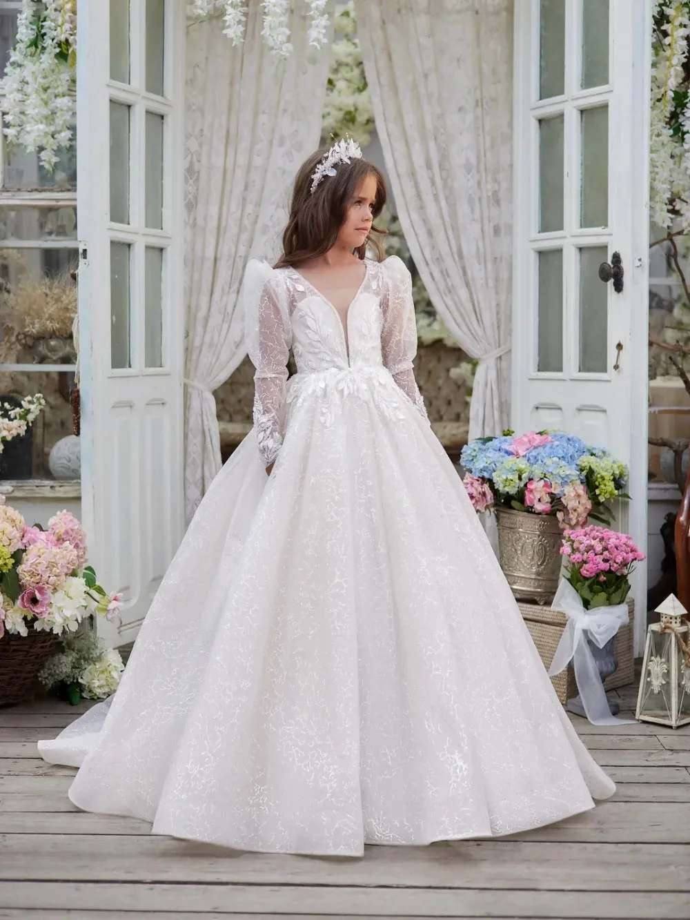 White Flower Girl Dresses for Wedding with Trail Lace Appliques Birthday Gowns for Photoshoot First Communion Gowns Customized