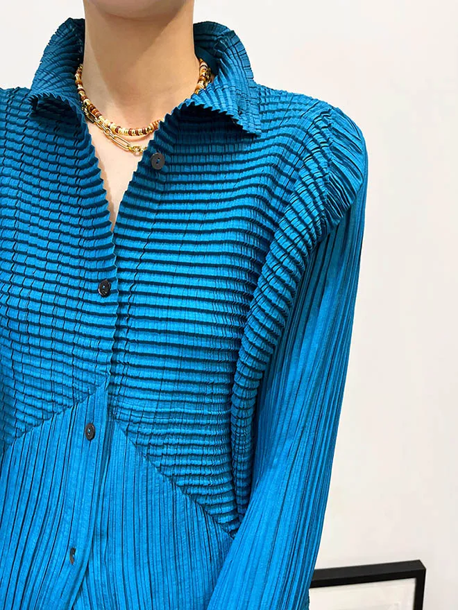 Miyake Plissierter Einreihiger Hemdmantel mit Stehkragen, Langarm-Cardigan, Designer-Luxuskleidung – Detail 2