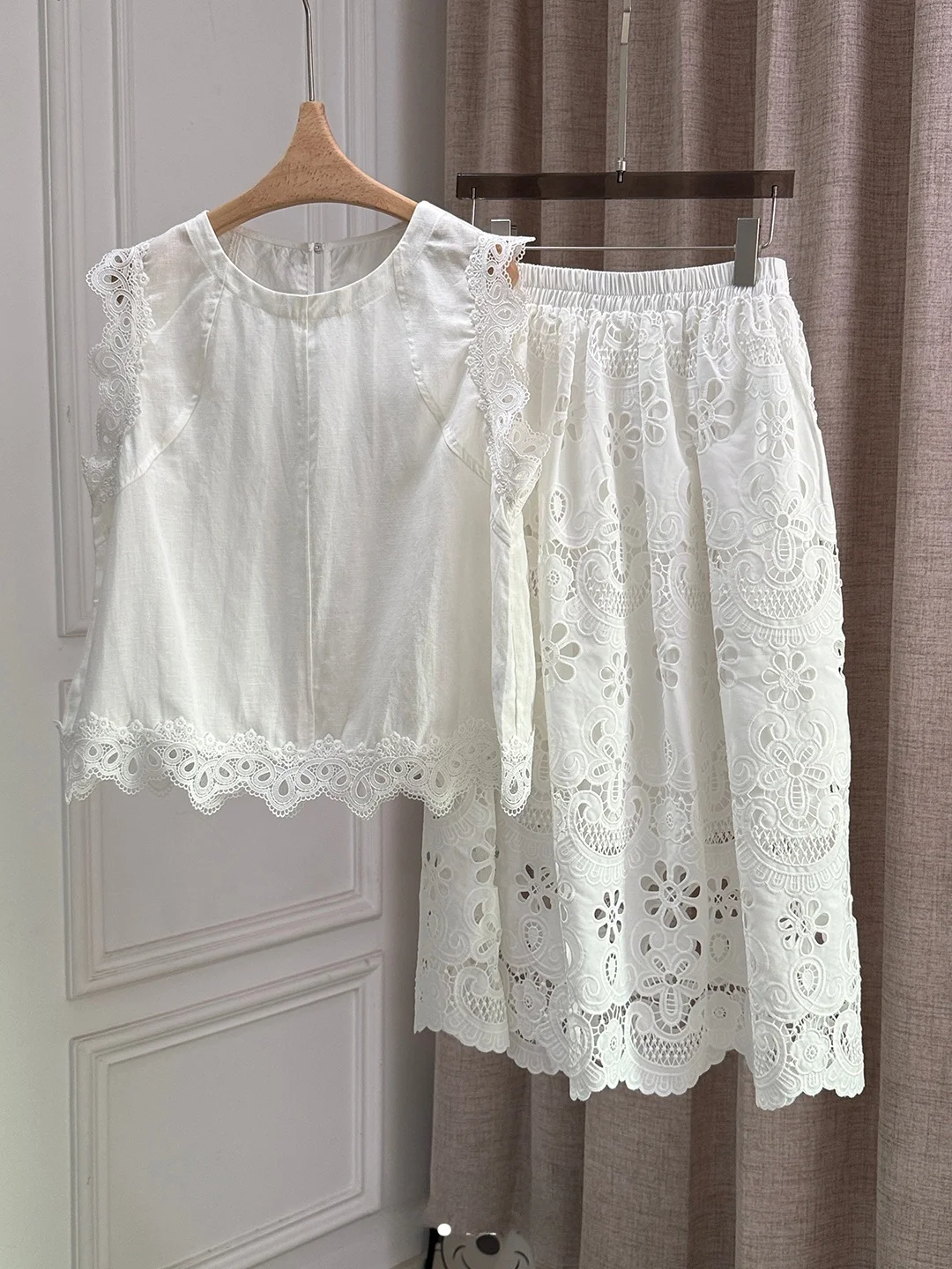 

Milan Small Town Silk Cotton Hollow out Sleeveless Top Skirt Set Pure Color Commute Style Women's Fashion Spring Autumn Winter