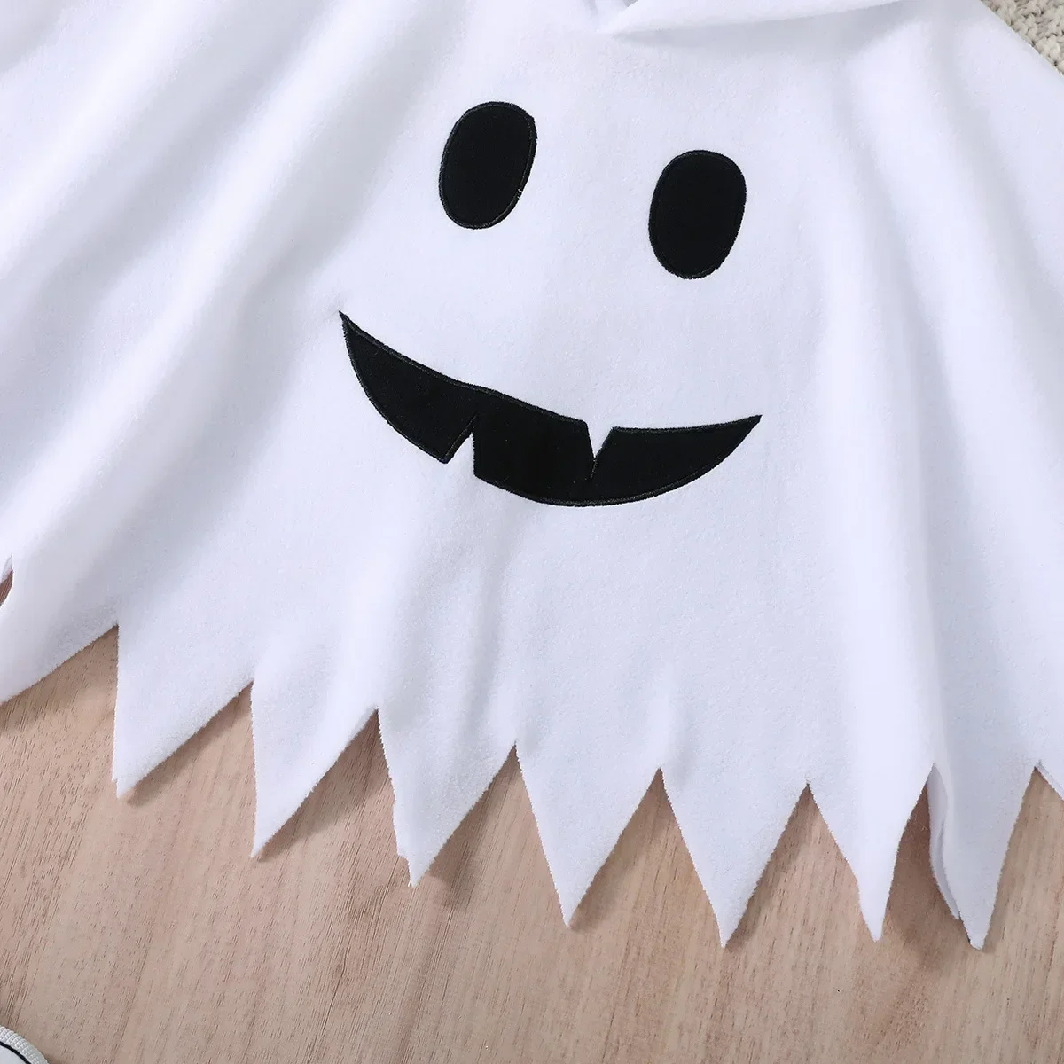 Kinder-Geisterkostüm Weißer Kapuzenponcho mit gezackten Kanten Halloween-Verkleidung für Süßes oder Saures Geburtstagsparty Cosplay-Outfit – Detail 9