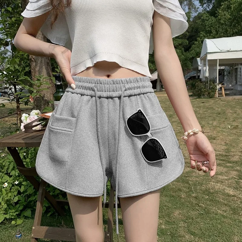 Lässige Sportshorts für Damen, elastischer Bund, vielseitige Kordelzug, lockere Passform, figurbetonte A-Linien-Shorts mit weitem Bein. – Detail 2
