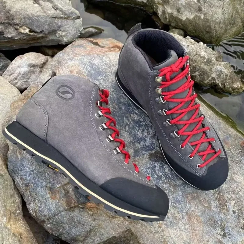 New Arrival Waterproof and Anti Slip Couple Outdoor Hiking Shoes Wear Resistant Leather Men's Climbing Shoes Lace Up Sneakers