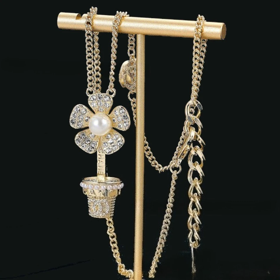 Triangle Geometric Pendant Necklace - European & American Vintage, High-End Versatile Accessory for Her