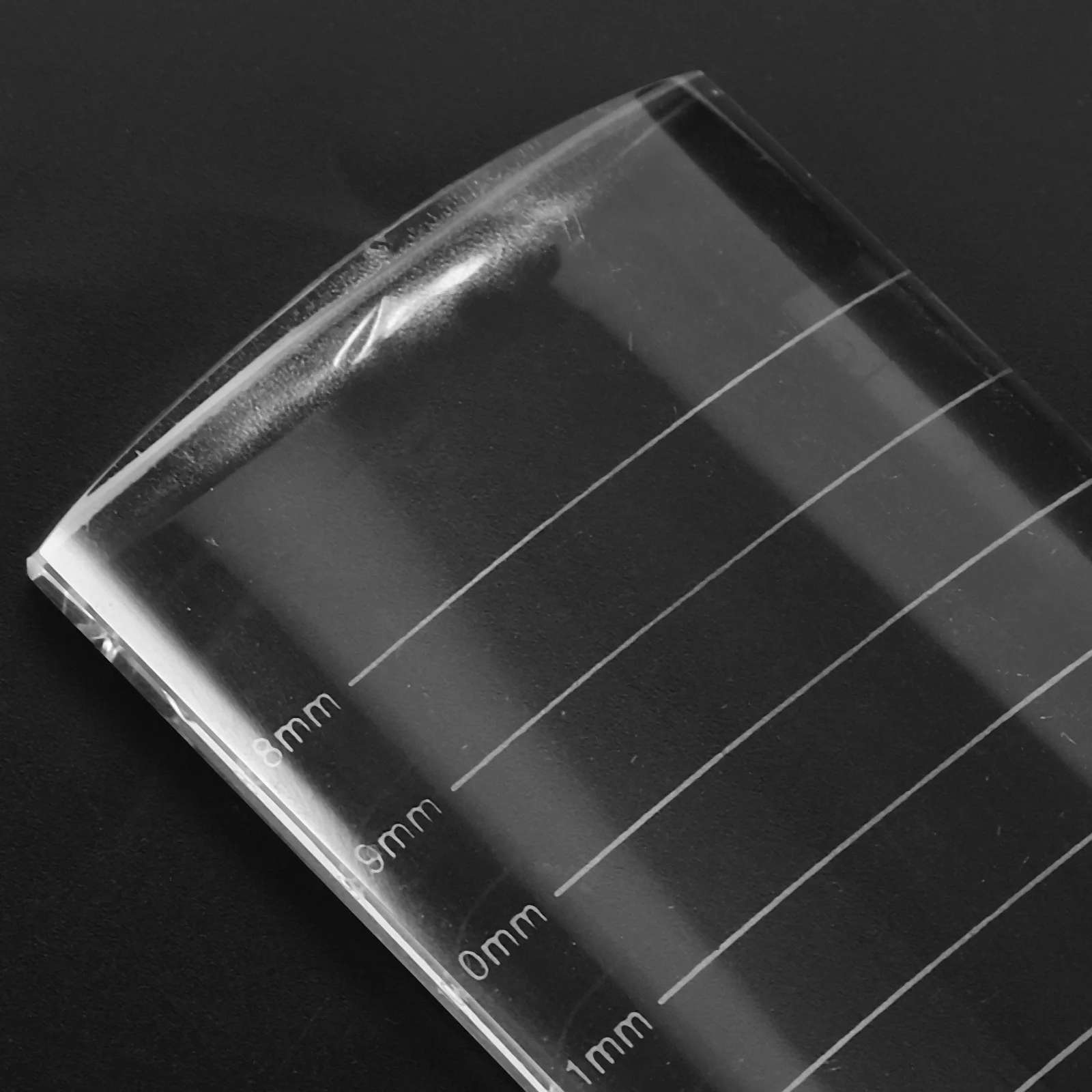 Clear Curved Eyelash Extension Pallet Holder Transparent Smooth Surface Cool Glue Large Volume Eyelash Stand Reusable