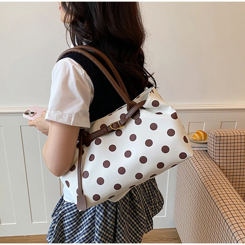 Neue koreanische stilvolle gepunktete Tragetasche, personalisierte lässige Schultertasche mit Gürteldekor, einfache, vielseitige Pendler-Unterarmtasche – Detail 12