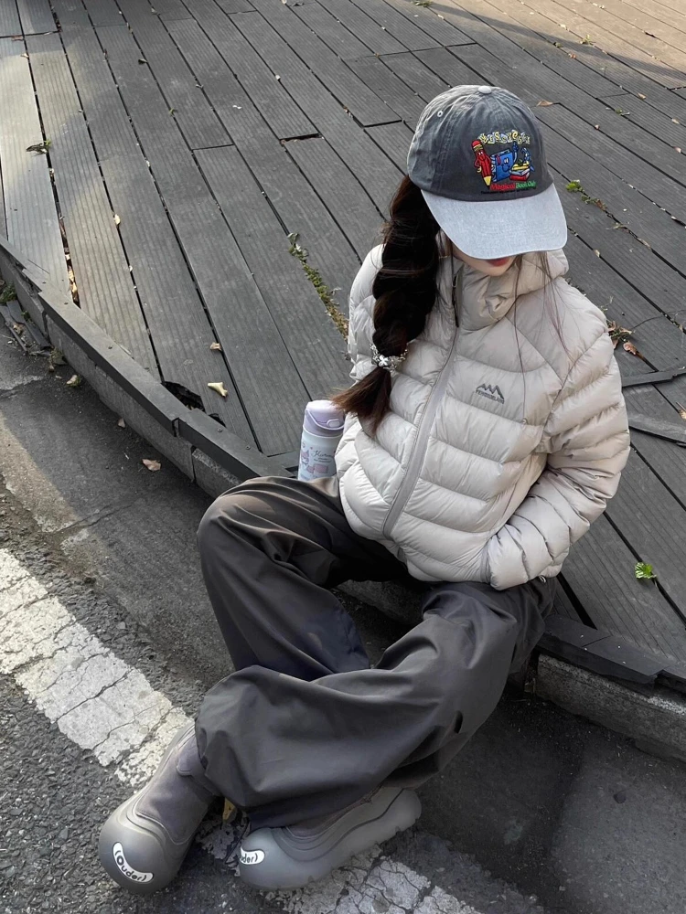 เสื้อโค้ทกันหนาวแบบมีซิปสำหรับผู้หญิง ผ้าฝ้ายผสมใยขนเป็ด ทรงเข้ารูป น้ำหนักเบา สไตล์เกาหลี แบบสั้น มีฮู้ด