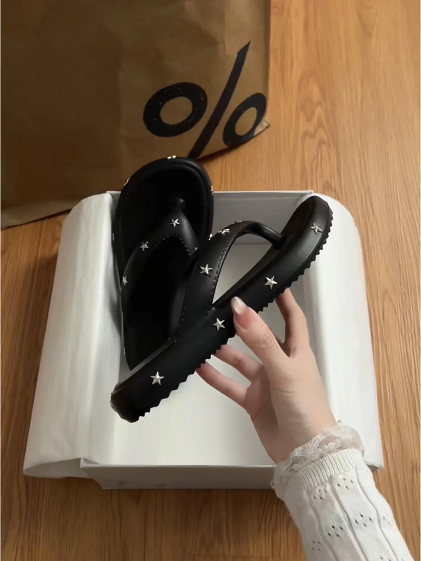 Sommerliche Punk-Flip-Flops für Damen: Gartenschuhe mit Sternendekoration, Outdoor-Clogs, Strandpantoffeln, Lässige Hausschuhe für Drinnen und Draußen – Detail 2