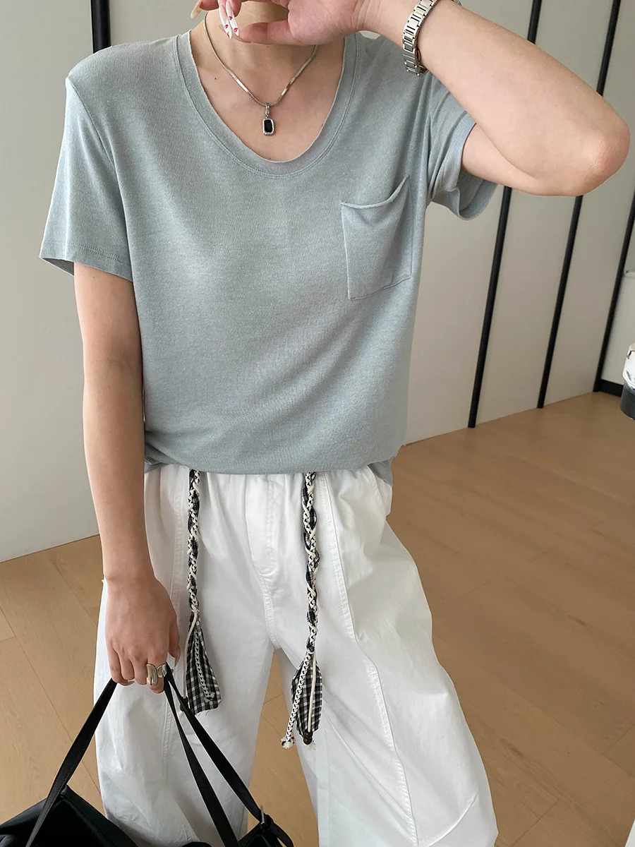Sommerliches Damen-T-Shirt mit Rundhalsausschnitt, Tasche und lockeren kurzen Ärmeln – Detail 7