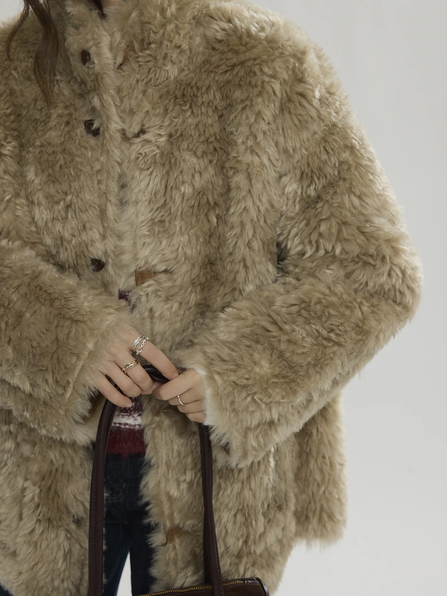 Jaqueta Feminina de Couro e Pele Dupla Face Elegante, Solta e Casual, Comprimento Médio, Fechamento por Botões, Poliéster