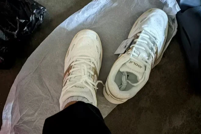 

Men's and women's professional badminton shoes Non-slip rubber outsole with lightweight mesh upper shock-absorbing midsole