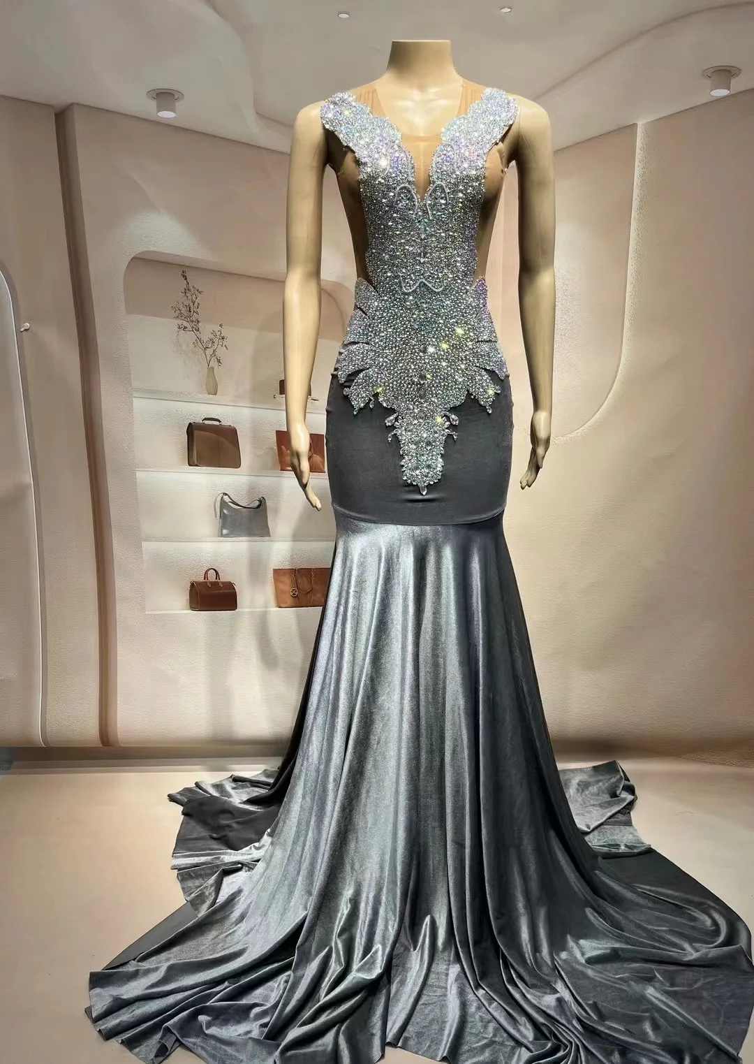 Sexy escenario lujoso gris plata diamantes de imitación vestido de tren grande noche cumpleaños celebrar disfraz Sexy sin mangas vestido para sesión de fotos