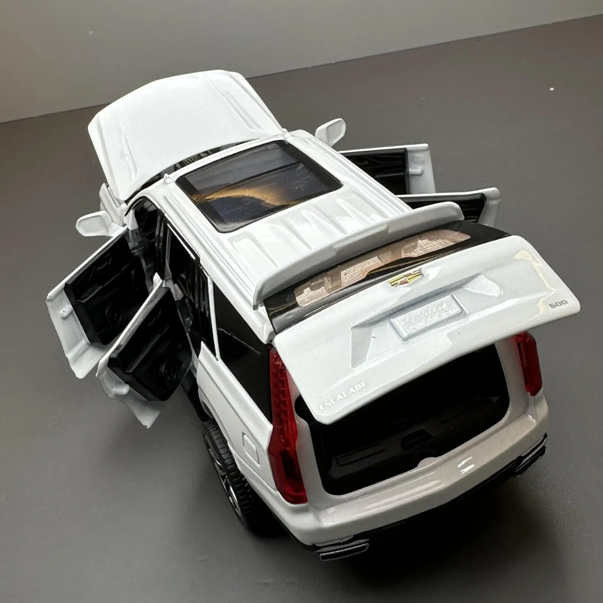 Cadillac Escalade – modèle de voiture en alliage, Collection de Simulation, jouet d'ornement, véhicule tout-terrain, son et lumière, 1:32