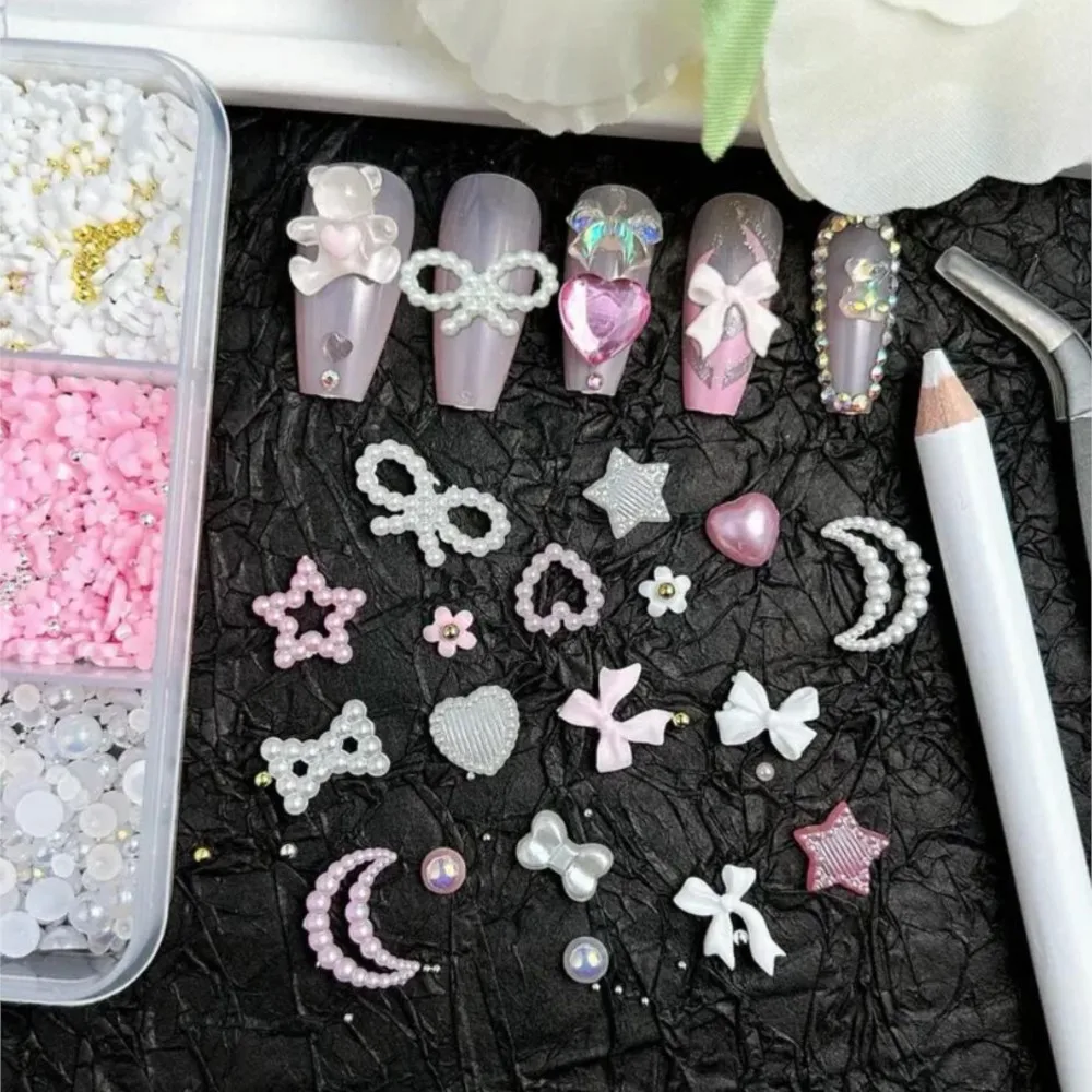 ชาร์มตกแต่งเล็บเรซิ่น 3 มิติ 12 ช่อง รูปโบว์ ไข่มุกแบนสีขาวและชมพูผสม รูปหัวใจ ดาว โบว์ ประดับเล็บ งานฝีมือตกแต่งเล็บ