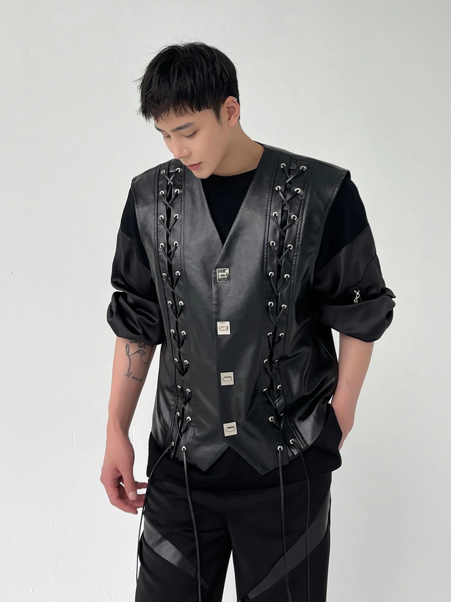 Autumn 2022 new product original designer biker style personality metal buckle vest