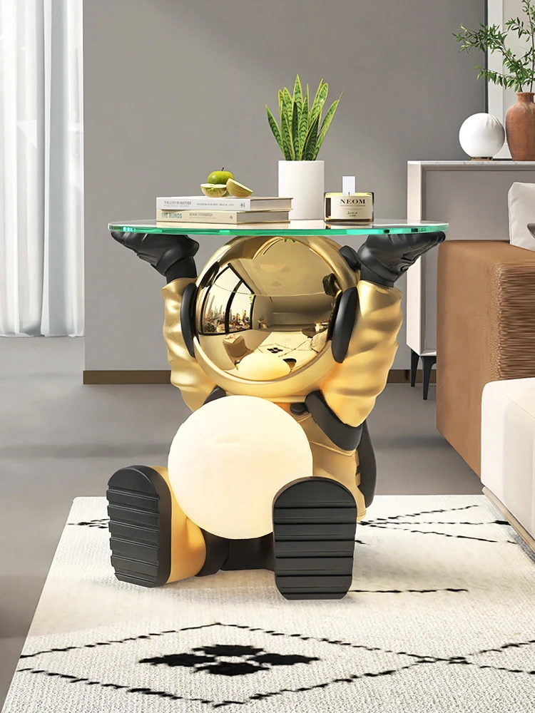 ديكور المنزل تمثال رائد الفضاء طاولة جانبية أرضية نعمة الحلي الإبداعية طاولات القهوة المستديرة الشمال نمط غرفة نوم طاولات السرير