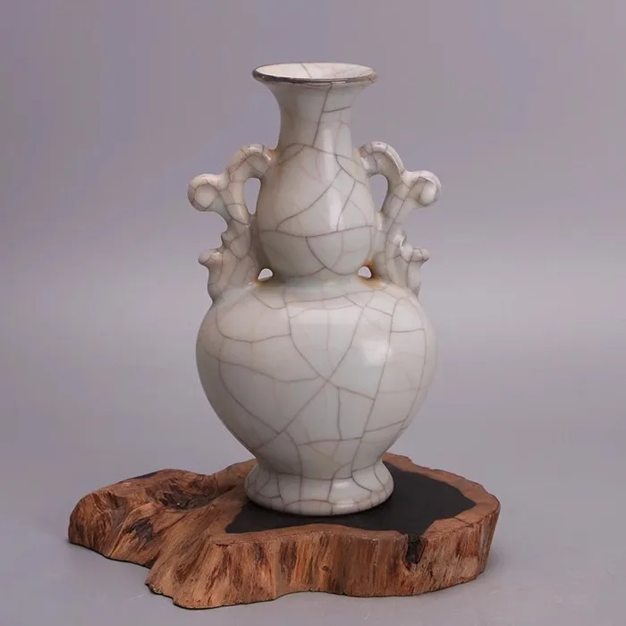 vase-en-porcelaine-en-forme-de-gourde-a-double-poignee-glacage-craquele-du-four-guan-de-la-dynastie-song-un-article-decoratif-de-collection-antique