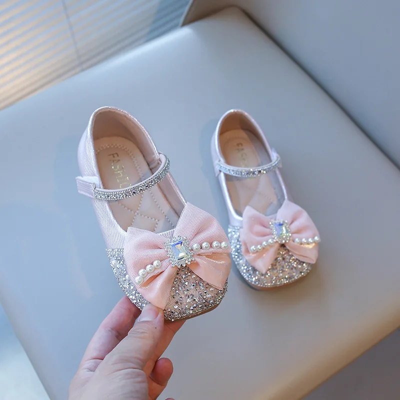 

Новые весенне-летние кожаные туфли с бантом, пайетками и жемчугом для девочек, нескользящие, для выступлений, танцев, прогулок, модные