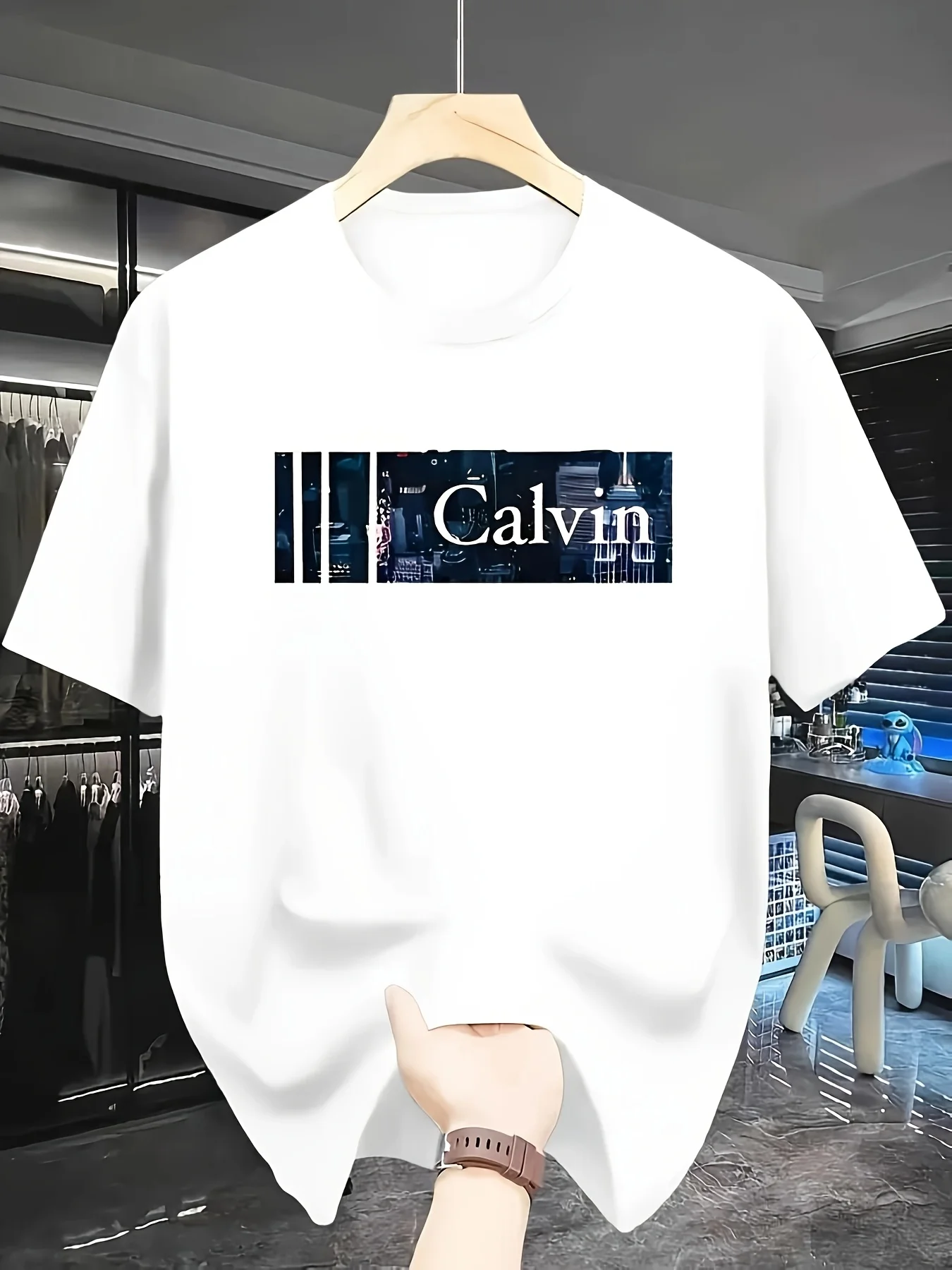 Nueva camiseta con patrón de Calvin para hombre, diseño informal de horizonte urbano con cuello redondo, adecuada para salidas de verano, cómoda y meticulosamente