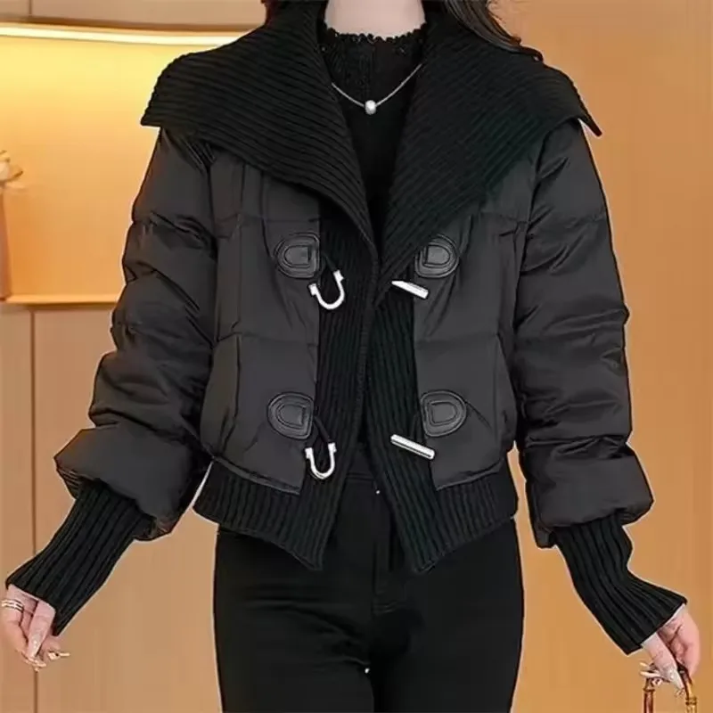 سترة شتوية جديدة بياقة مقلوبة لعام 2025 معطف نسائي قصير من القطن ملابس خارجية فضفاضة وسميكة ودافئة