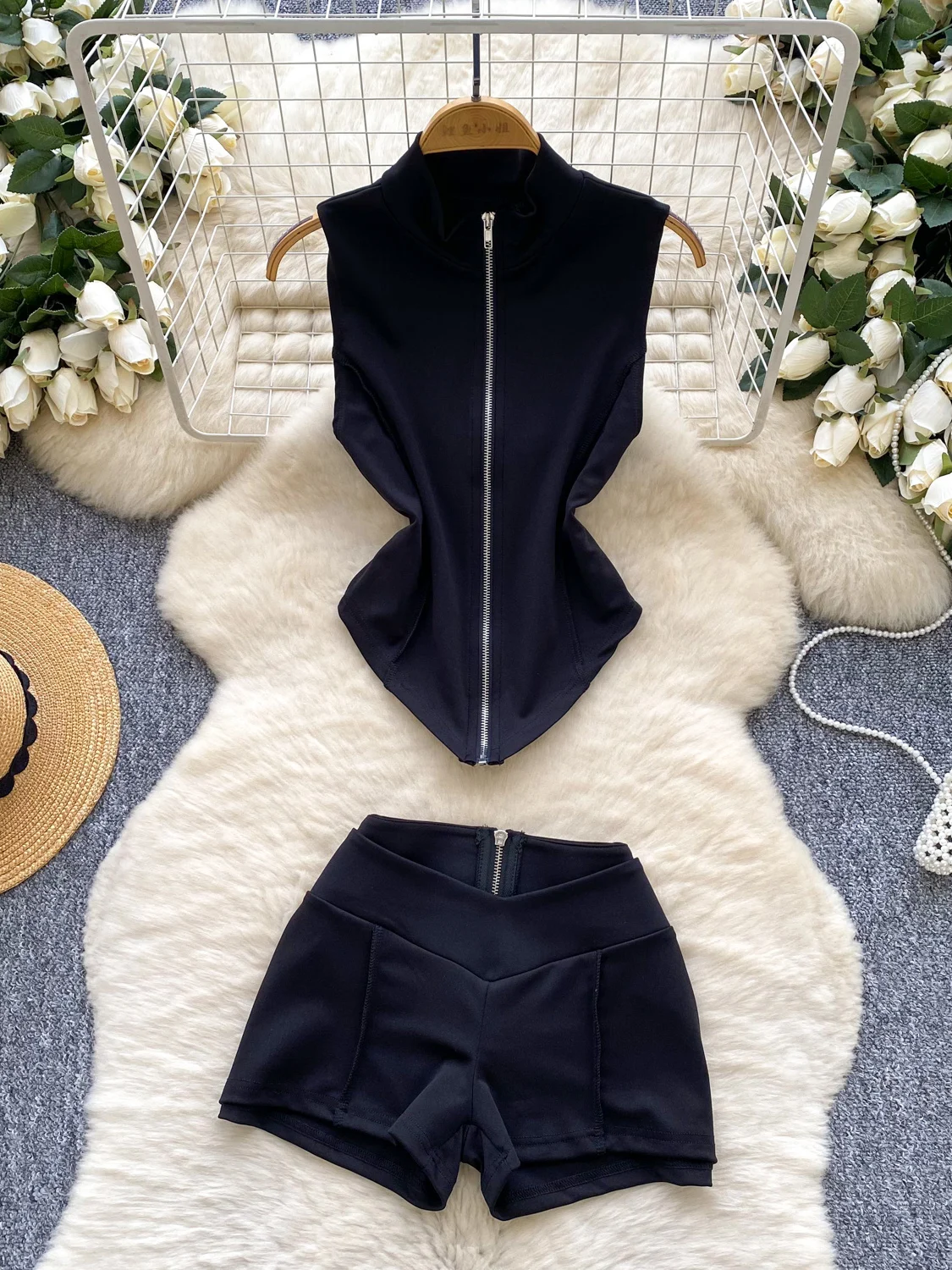 Conjunto F Sexy e Faionável com Cintura Baixa, Ajuste Slim, Sem Mangas, Gola Alta, Zíper, Calças Curtas e Top com De...