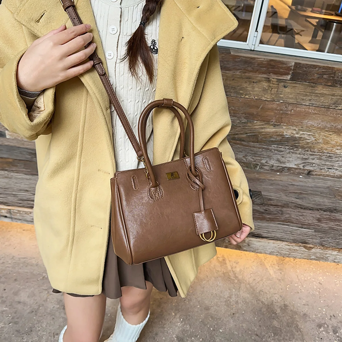 

Gold Logo Vintage Glossy ShoulderBag Leather Texture Lightweight Large CapacityPU Water Resistant Adjustable Strap Multifunction