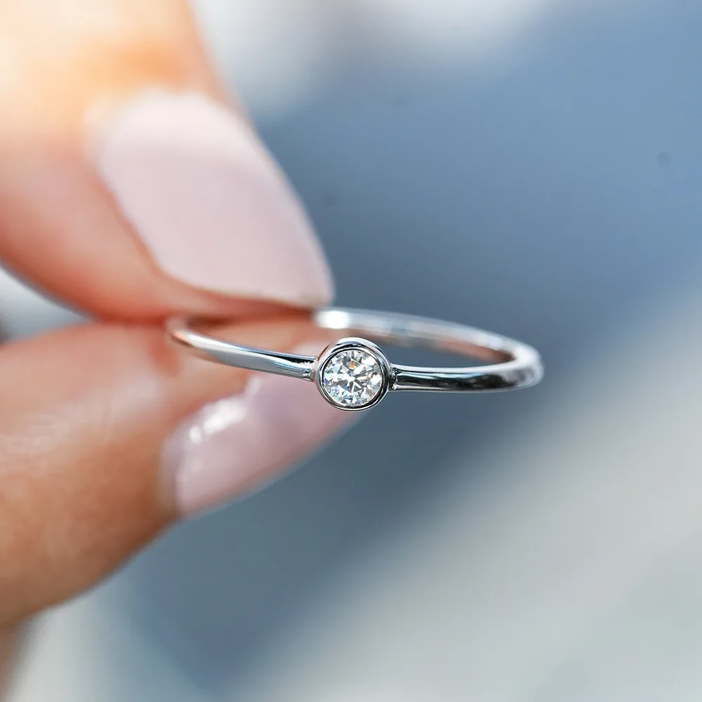 خاتم سوليتير من الفضة الإسترليني S925 للنساء مع 0.1 قيراط مويسانيتي نحيف عيار 18 قيراط مطلي بالذهب الأبيض إكسسوار مجوهرات
