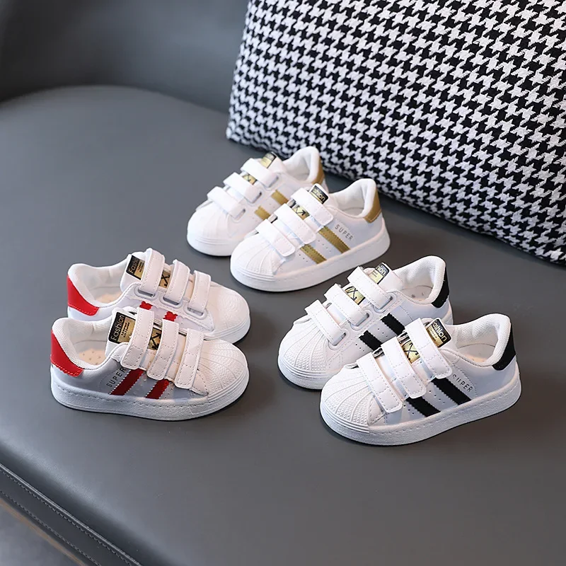 2024 Sneakers per bambini Design di moda per bambini scarpe Casual antiscivolo bianche scarpe da ginnastica traspiranti con gancio per ragazze da