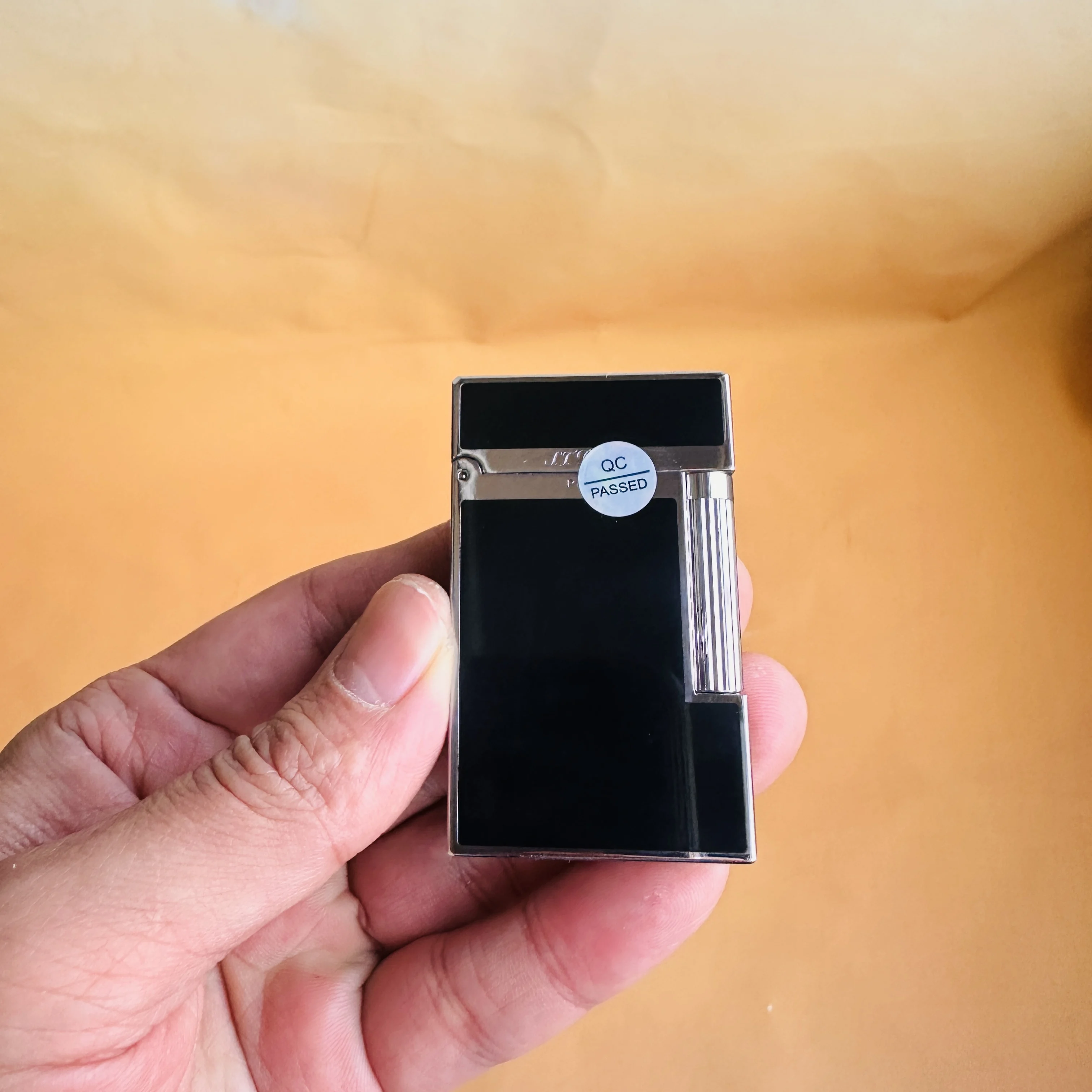 Dupont lighter De luxe merkaansteker is geklassieerd afgewerkt met lak en produceert een helder, scherp ontstekingsgeluid. perfect cadeau voor mannen. Dupont  Logo