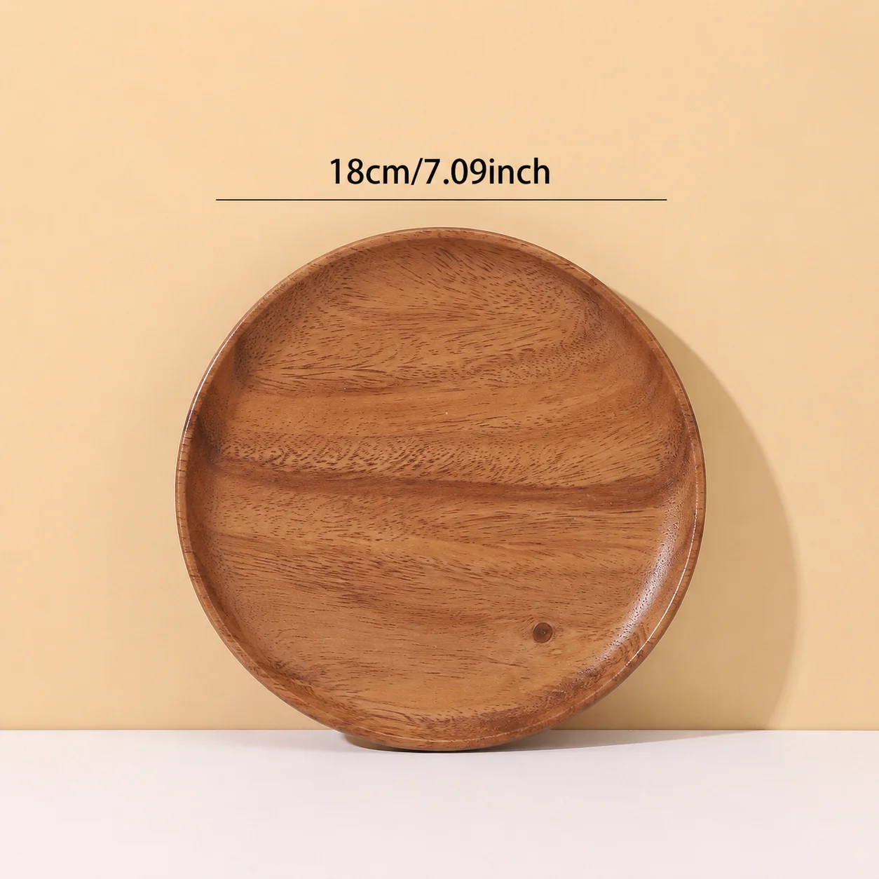 Een ronde dinerbord gemaakt van acaciahout.