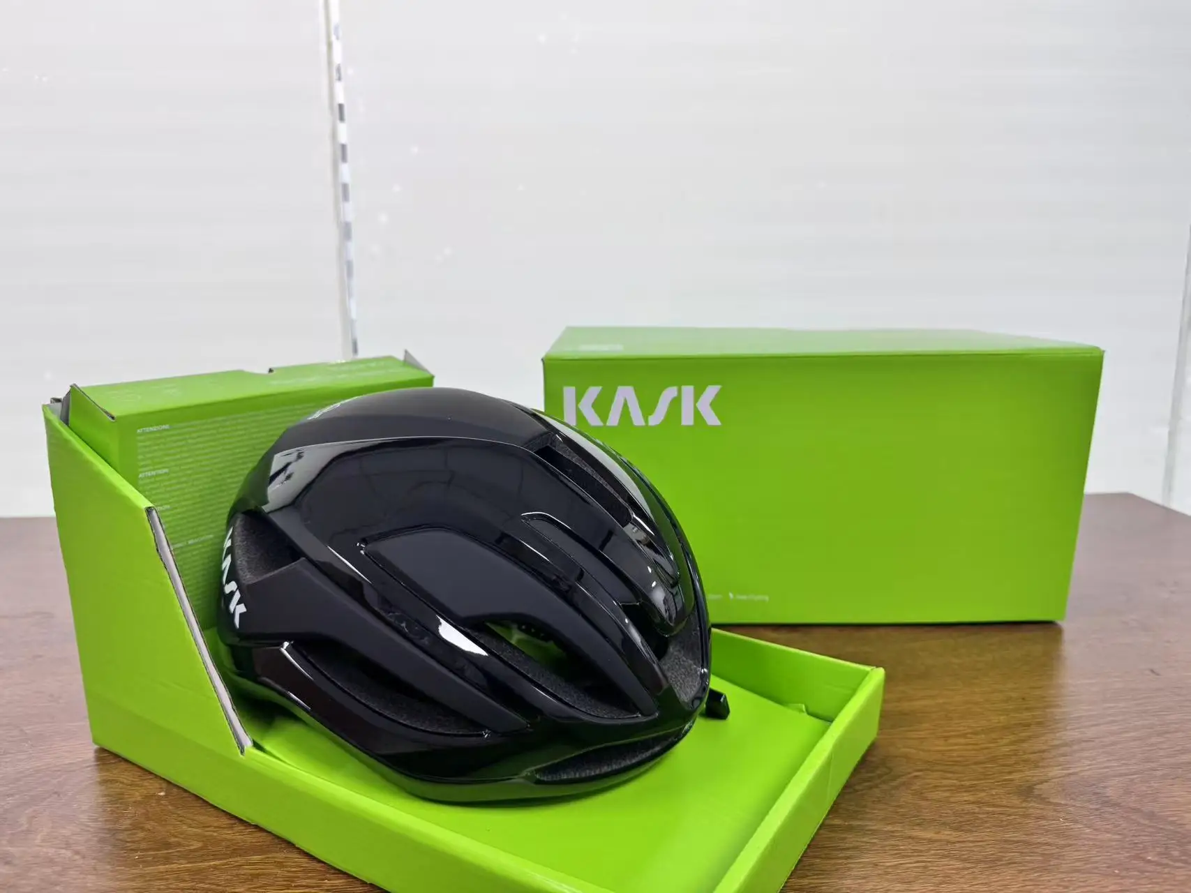 

Ultralight Aerodynamic Cycling Helmet - Ventilated Mountain Road Bike Safety Helmet for City Commuter Cycling