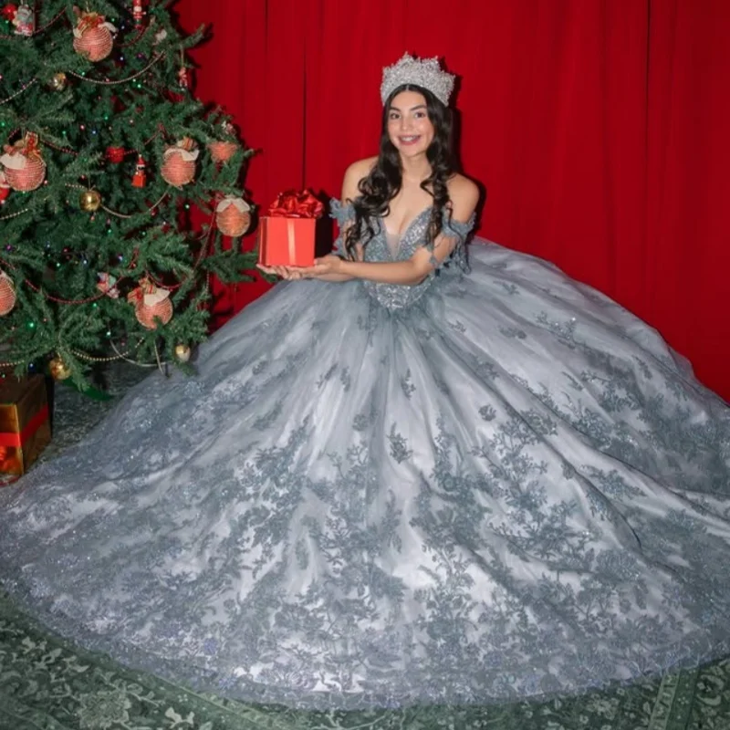 فستان Quinceanera باللون الأزرق الضبابي ملصق لامع من الدانتيل طبقات كشكش عاري الكتفين وذيل طويل وفيونكة فيستدوس دي 15 Quinceanera ﻿ تخصيص