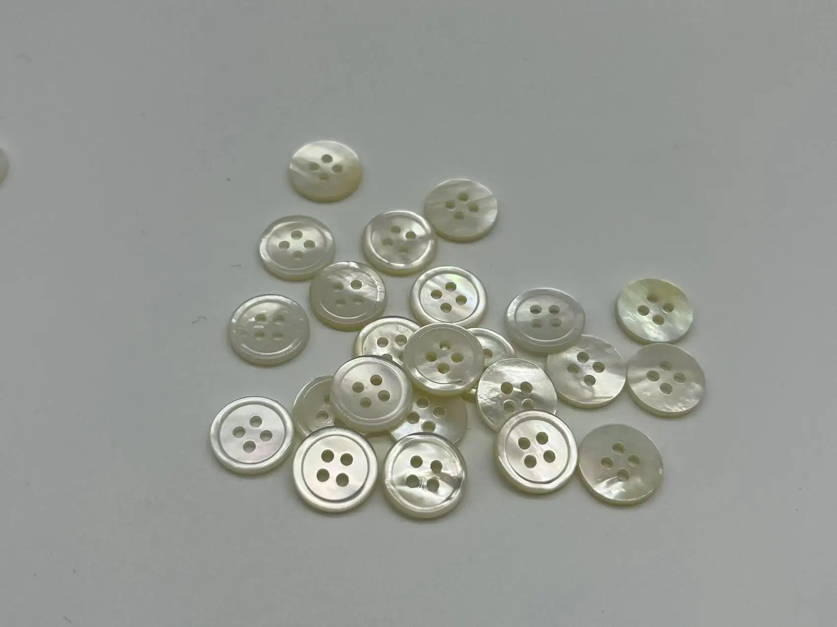 free shipping  100pcs  white shell button  high-grade four  holes shell button color light shirt button