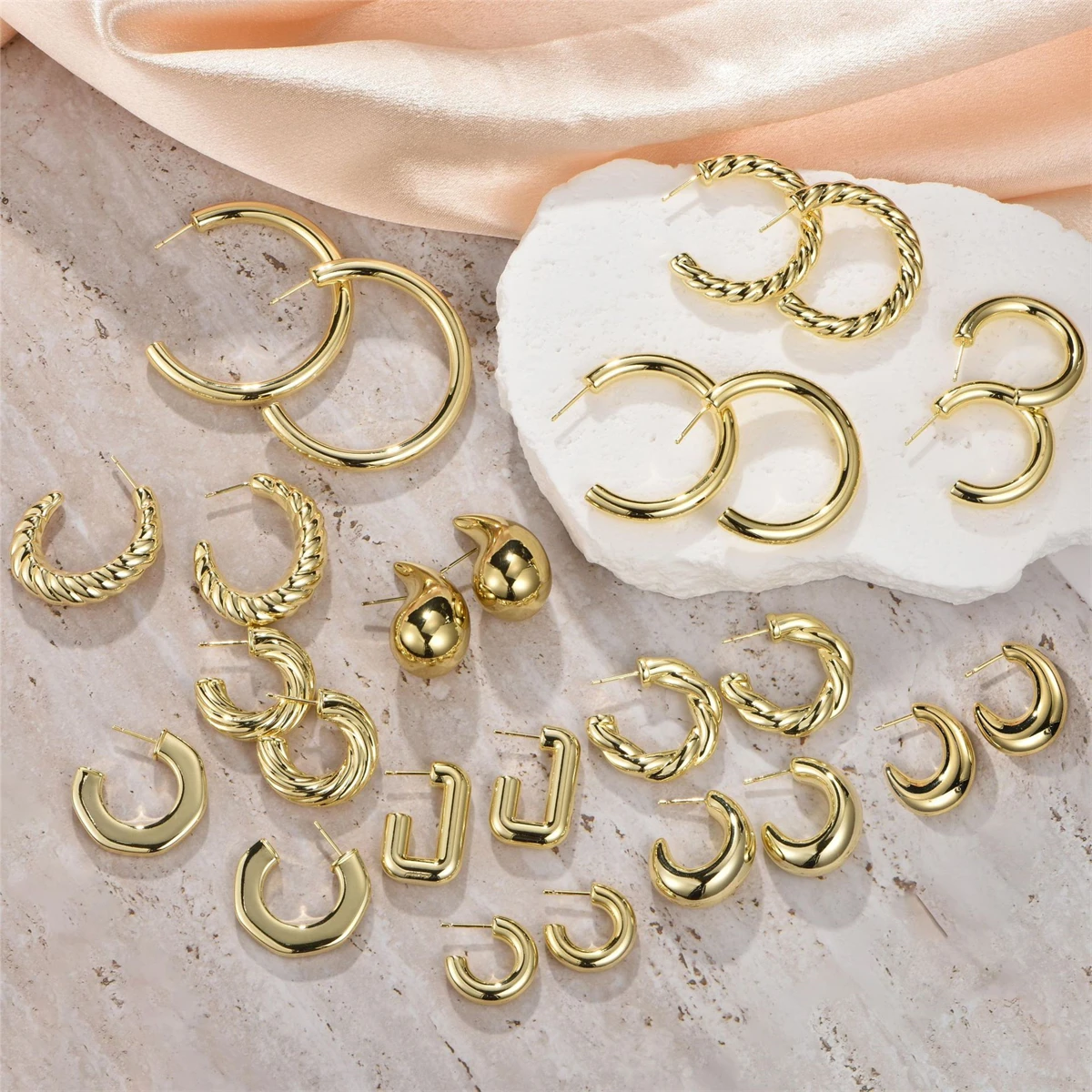 

Hot selling aviation PC environmentally friendly material geometric high-end retro earrings, light luxury hollow earrings
