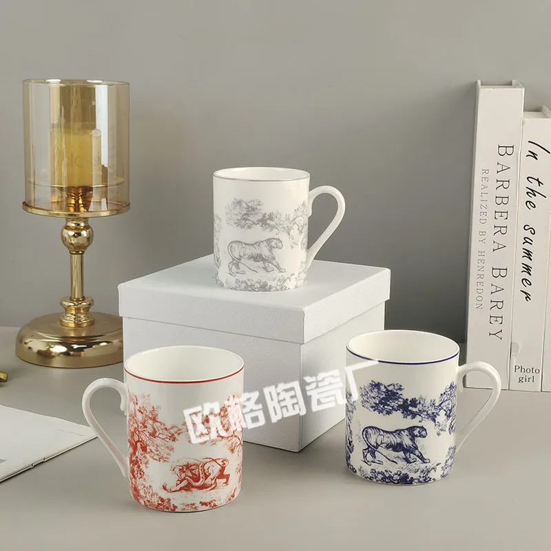 Porcelanowe filiżanki, spodki, miski, łyżki, talerze, zastawa stołowa, czajniki z porcelany kostnej, odpowiednie do domowego obiadu, porannej kawy, popołudniowej herbaty i...