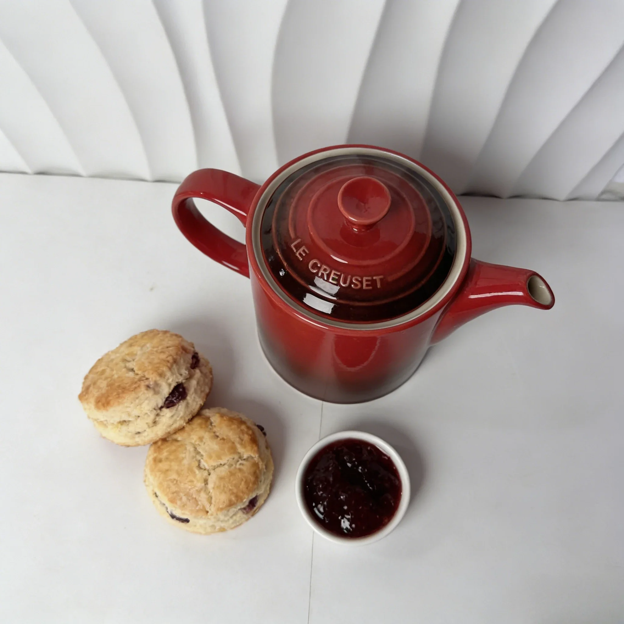 Le Creuset 1,3L Steingut-Teekanne, Klassische Cerise Ombre Glasur Teekanne mit Ergonomischem Griff, Porzellan-Teekanne für Zuhause und Küche