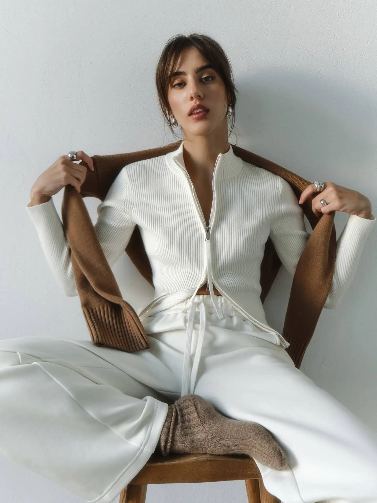 سترة محبوكة بسحّاب بقصة ضيقة وياقة ثابتة وخصر عالٍ سترة محبوكة عصرية بأكمام طويلة 2025 قميص نسائي جديد ربيعي مضلع