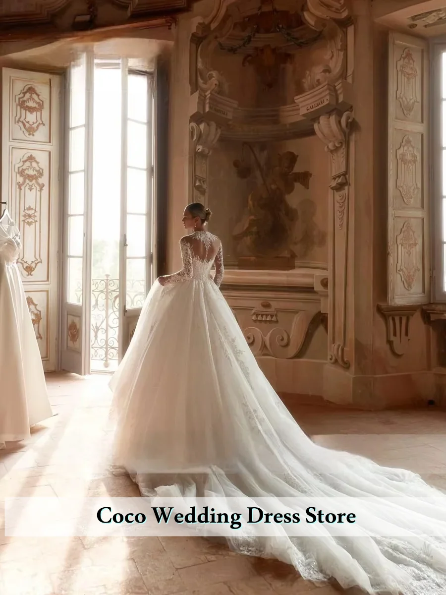 ชุดแต่งงานทรงบอลกาวน์แบบคอสูง แขนยาว หรูหราสั่งตัดพิเศษ ประดับลูกปัดและงานปัก พร้อมชายกระโปรงยาวแบบเจ้าหญิง