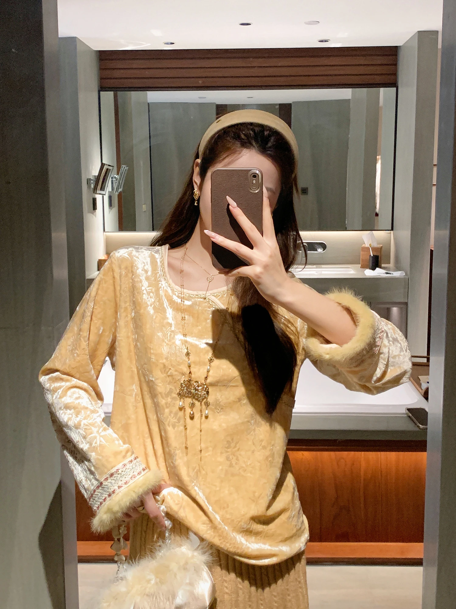 

New Chinese Sle Velvet Top round Ne Side Button Thiened Base Layer Small irt Floral Pattern Long Sve Women's Hanfu