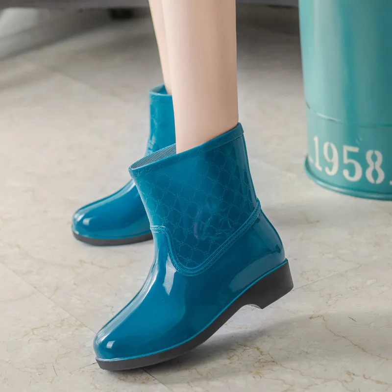 

Fashionable Ladies Rain Boots Warm Fleece Low Heel Work Shoes Plastic Water Shoes Mid-Calf Large Size Pure Color Slip-On Shoes