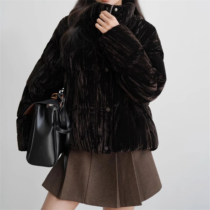 Chaqueta de plumón cálida y gruesa de terciopelo con cuello levantado para mujer, abrigo de plumón de pato blanco corto ajustado a la moda de alta calidad, novedad de invierno de 2025