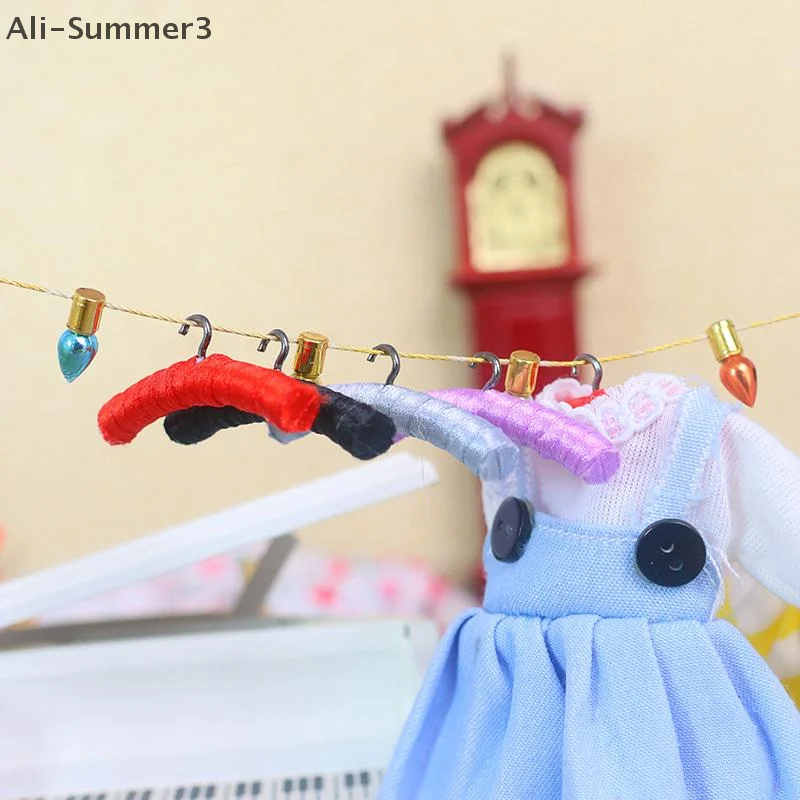 

4 шт. 1/12 кукольный домик, имитация мини-вешалки, набор мебели для кукольного домика, украшение для микро сцены, реквизит для фотосессии, ролевые игры, игрушки