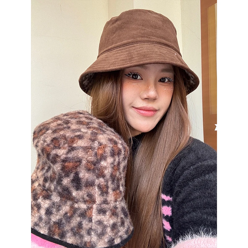 ELFSACK Minimalistische casual omkeerbare luipaardpluche emmerhoed voor dames