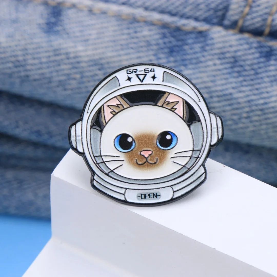 Niedliche Astronauten-Siamesische-Katzen-Emaille-Anstecknadel, Weltraumhelm-Cartoon-Metallbrosche, Galaxy-Punk-Dekoration für Jacken